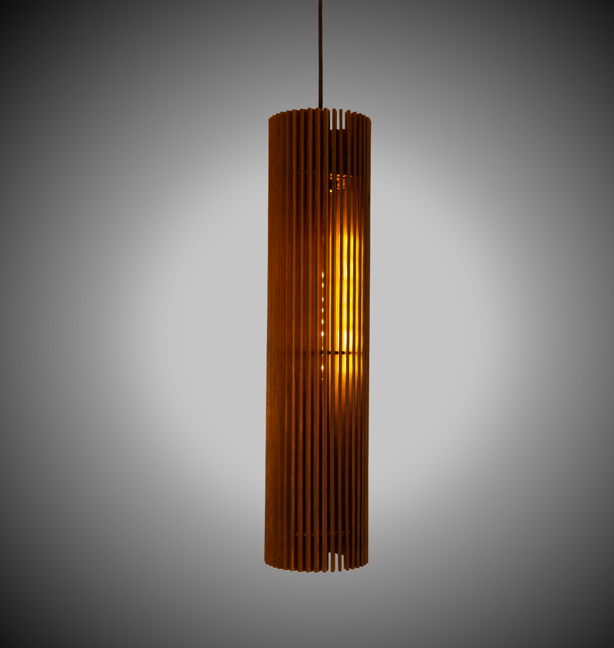 Lyse – Smal pendellampe i bjørkefiner | Jarl Design