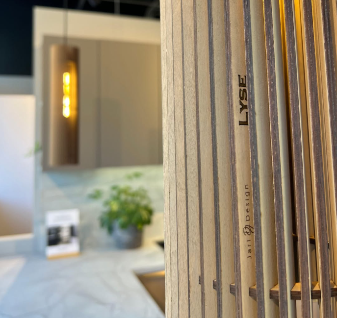 Lyse – Smal pendellampe i bjørkefiner | Jarl Design