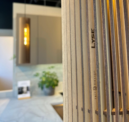 Lyse – Smal pendellampe i bjørkefiner | Jarl Design